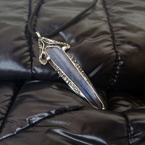 Kovový přívěsek EXCALIBUR – modrý kyanit — foto 2