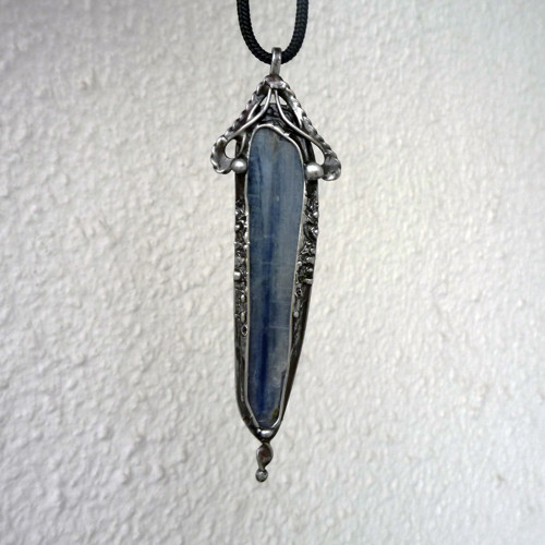 Kovový přívěsek EXCALIBUR – modrý kyanit — foto 5
