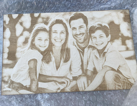 Rodinná fotografie gravírovaná do dřeva