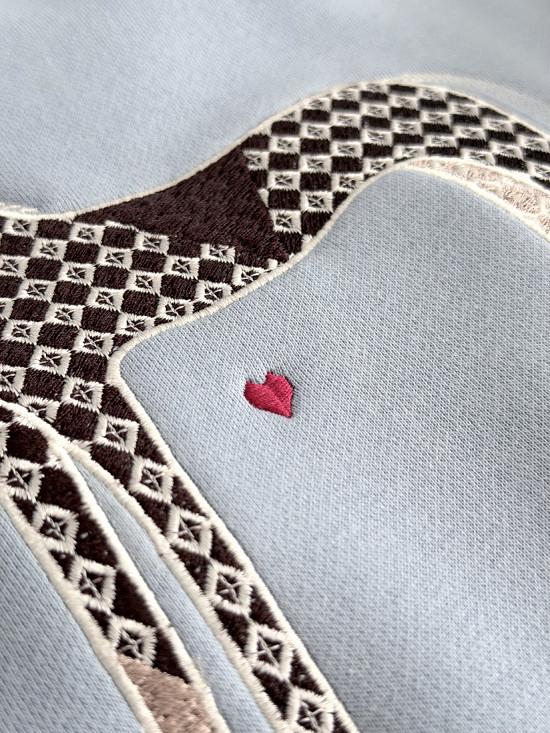 autorská výšivka kůň na mikině, detail, odstín světlý denim