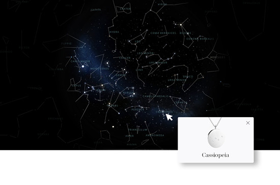Noční obloha se souhvězdím Cassiopeia