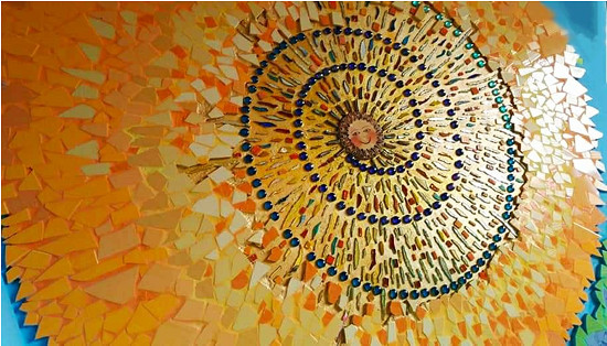 Mozaika Slunce na zdi interiéru