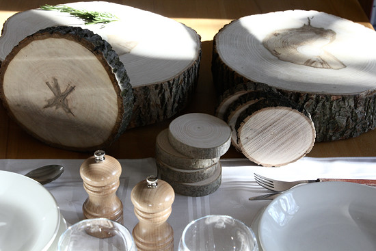 dřevěné podložky pro moderní stolování v přírodním stylu