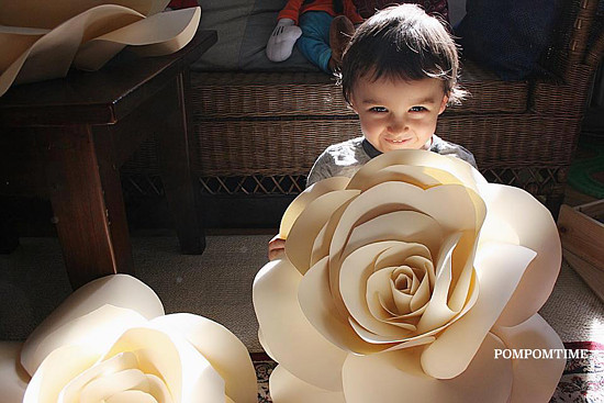 Velká papírová kytka, 40cm. Tyto květiny byly vyrobeny pro zákazníka v Montblanc
