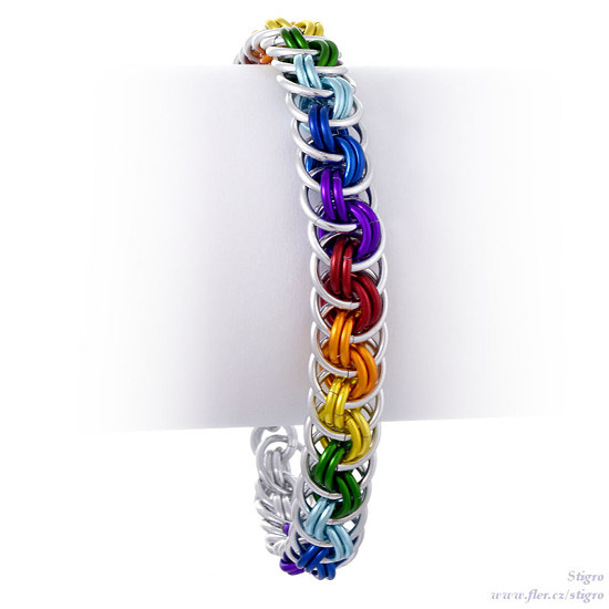 Čakrový chainmaille náramek Vipera je pro ukázku krásných barev jako stvořený