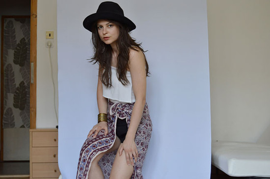 Biely slow fashion top, čierny klobúk Tonak, čierne kraťasy a orientálna šatka