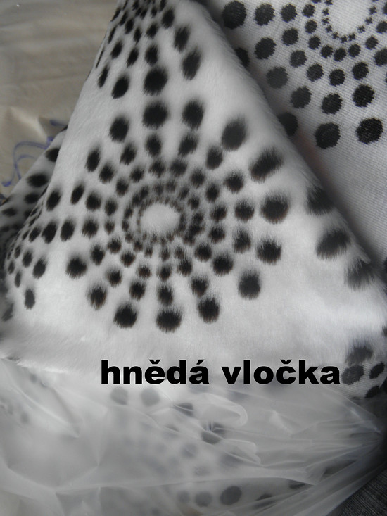 hnědá vločka na bílé