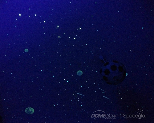 Dětský pokoj se svítícími hvězdičkami Spaceglo na stropě večer